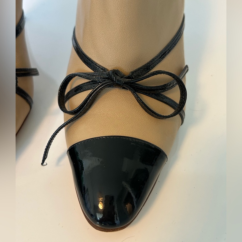 Manolo Blahnik - Beige & Black Patent Leather Pumps – Size 38.5 - Picture 3 of 9